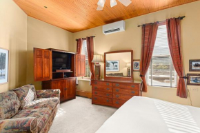 Independence Square 308, Top Floor Hotel Room with Ideal Downtown Location